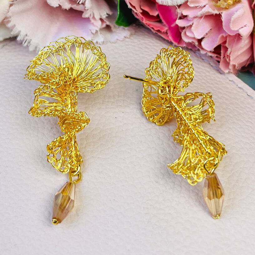 SchwesterSchwester Designer Ohrringe aus goldenen Drähten mit Tropfen Limitierter Zeitrabatt