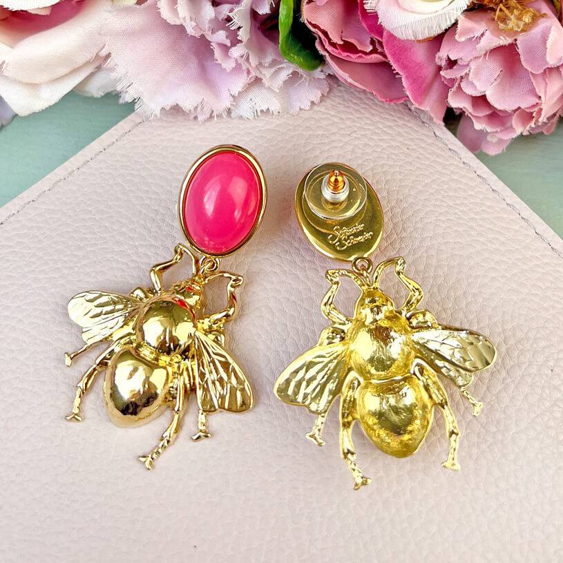 SchwesterSchwester Pinkfarbener Ohrstecker mit goldener Hummel von AmuseToi Exklusivangebot