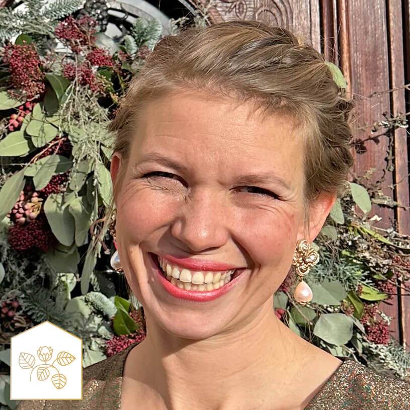 SchwesterSchwester Blüten-Soutache-Ohrstecker in Gold und Champagner mit Baumwolltropfen Preisnachlass