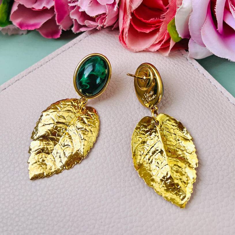SchwesterSchwester Dunkelgrüner Ohrstecker mit großem goldenen Blatt von AmuseToi Black Friday