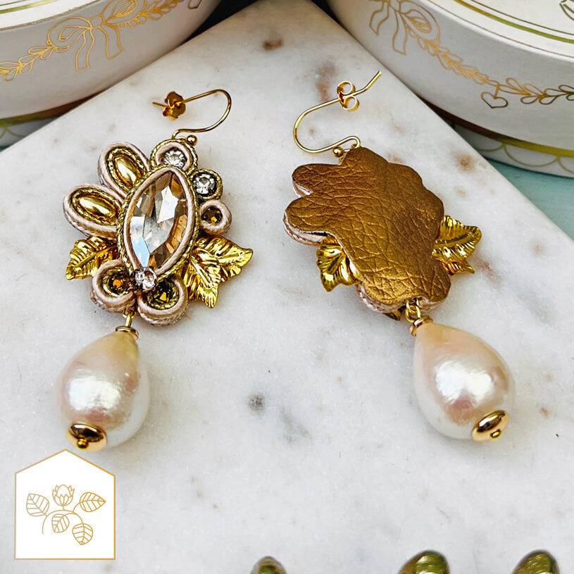 SchwesterSchwester Raffinierte Soutache-Ohrhänger in Gold und Champagner mit Baumwolltropfen Blitzangebot