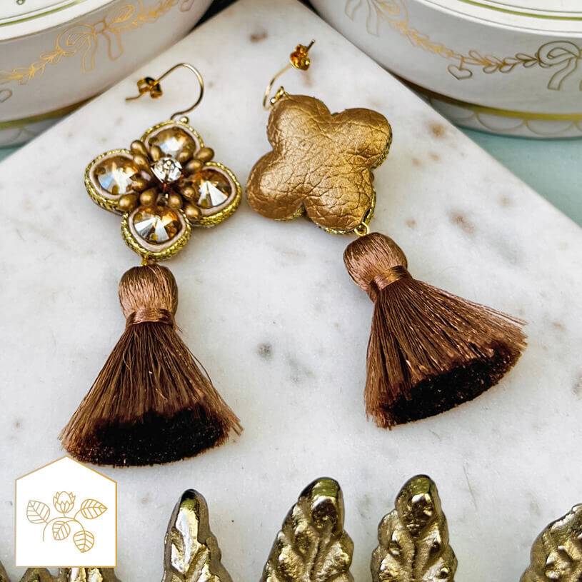 SchwesterSchwester Blüten-Soutache-Ohrhänger in Gold und Champagner mit brauner Quaste Große Rabatte