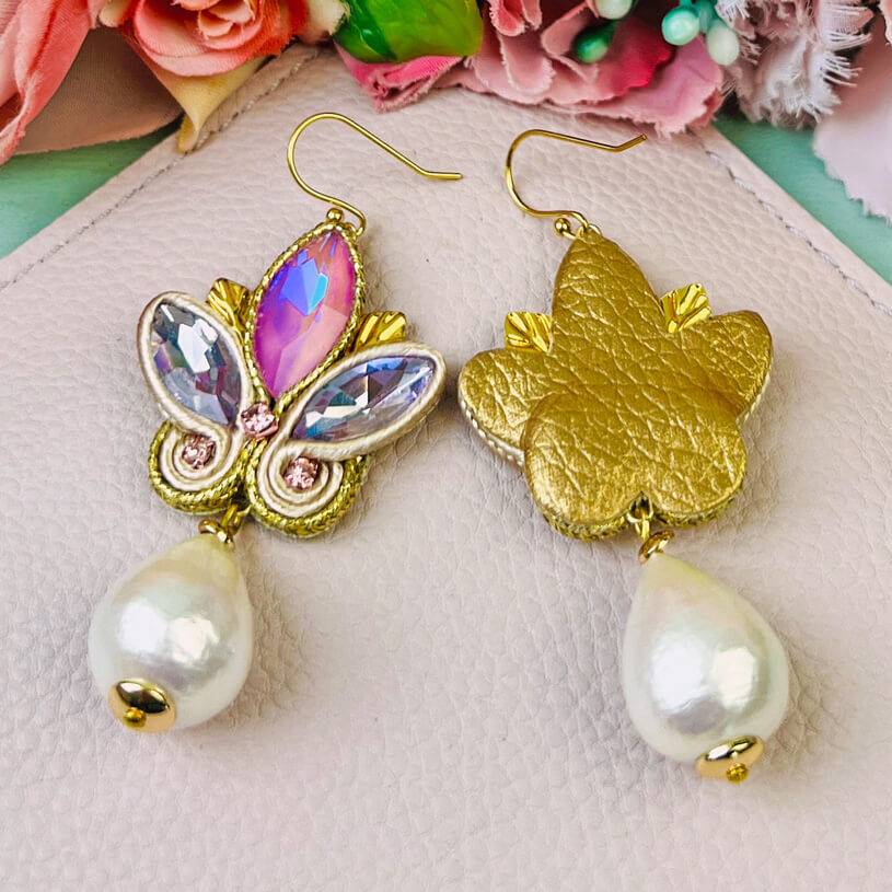 SchwesterSchwester Schöne Soutache-Ohrhänger in Flieder und Gold mit Baumwolltropfen Räumungsverkauf