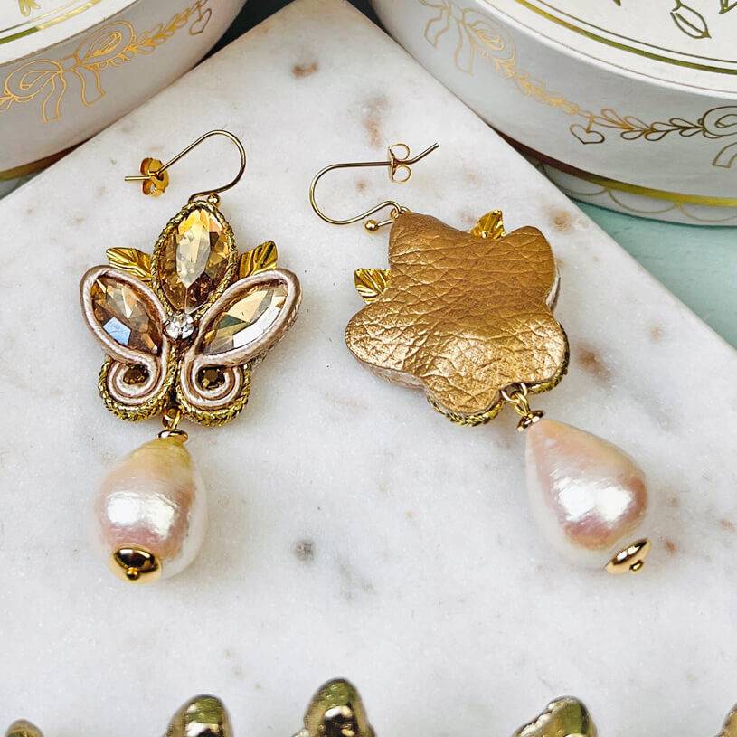 SchwesterSchwester Schöne Soutache-Ohrhänger in Champagner und Gold mit Baumwolltropfen Kauf eins, bekomm eins gratis