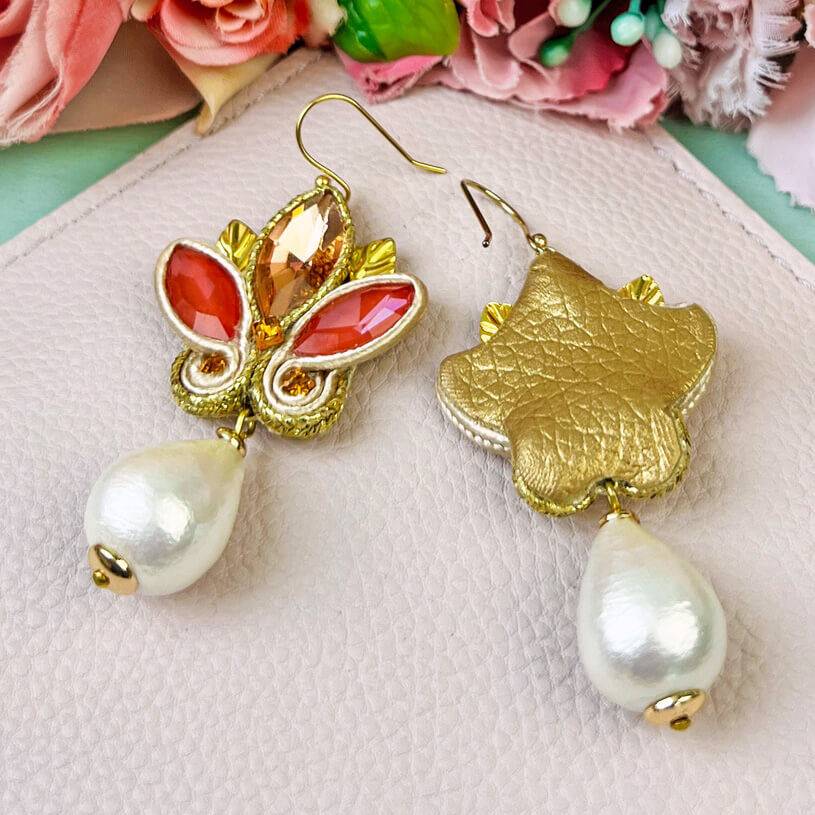 SchwesterSchwester Schöne Soutache-Ohrhänger in Gold und koralligem Pink mit Baumwolltropfen Riesige Ersparnisse