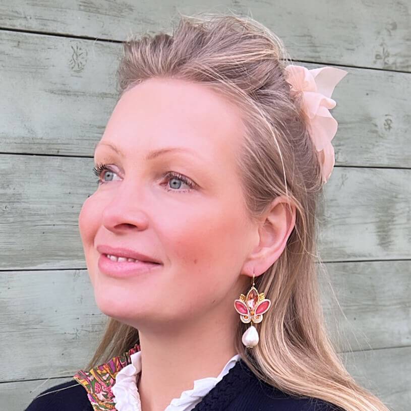 SchwesterSchwester Schöne Soutache-Ohrhänger in Gold und koralligem Pink mit Baumwolltropfen Riesige Ersparnisse