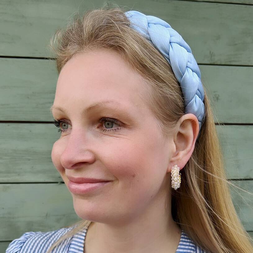 SchwesterSchwester Breiter geflochtener Satin-Haarreif in zartem Hellblau Super Sparpreis