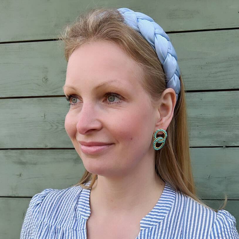 SchwesterSchwester Breiter geflochtener Satin-Haarreif in zartem Hellblau Super Sparpreis