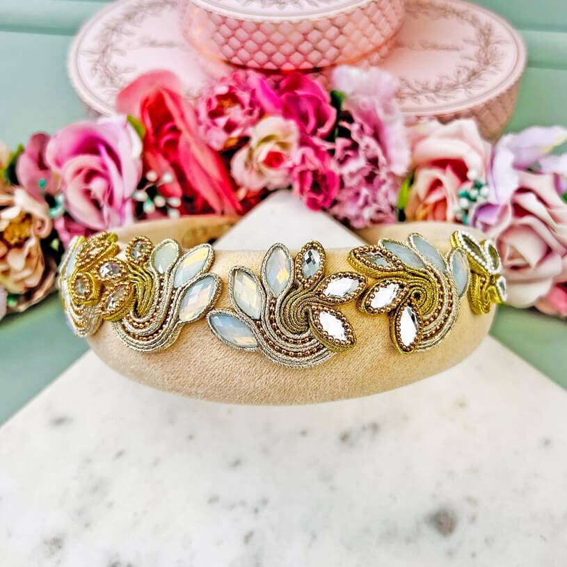 SchwesterSchwester Stoff-Haarreif in Creme mit Soutache-Applikationen in Champagner und Gold Verkauf