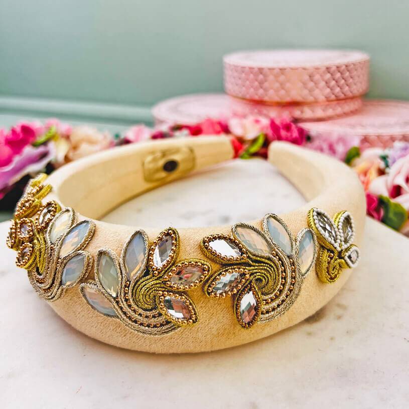 SchwesterSchwester Stoff-Haarreif in Creme mit Soutache-Applikationen in Champagner und Gold Verkauf
