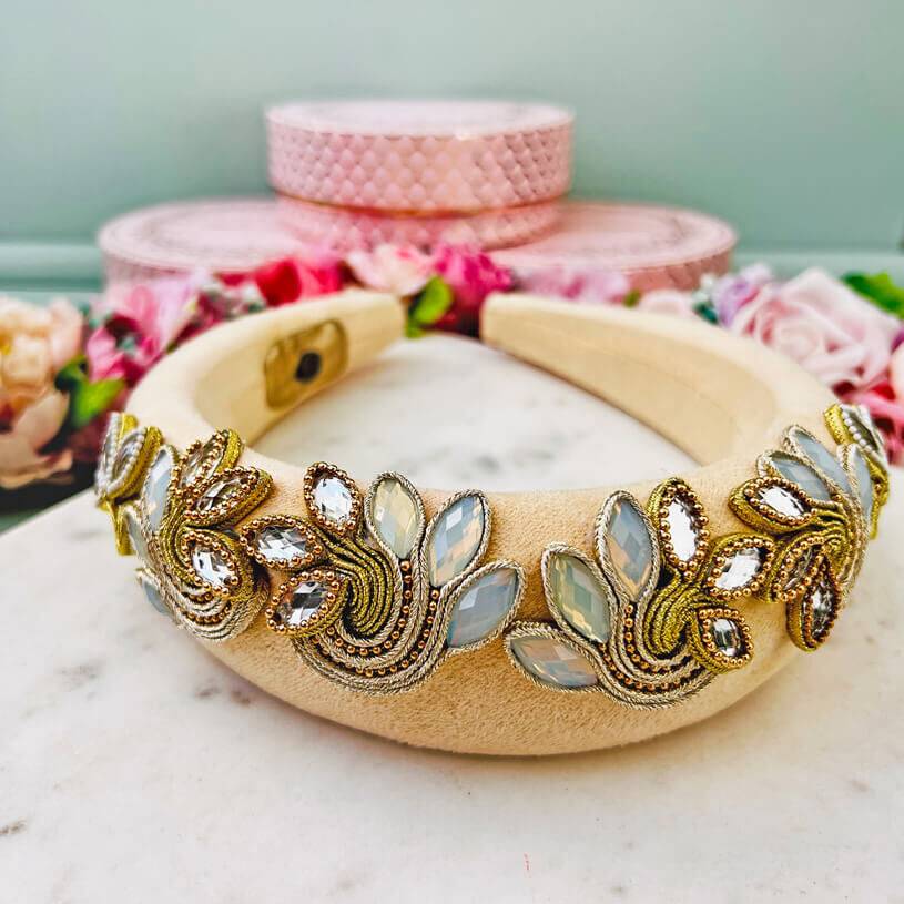 SchwesterSchwester Stoff-Haarreif in Creme mit Soutache-Applikationen in Champagner und Gold Verkauf