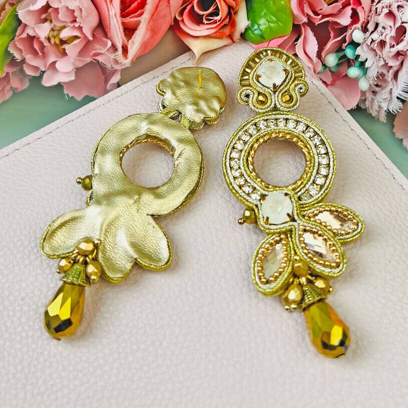 SchwesterSchwester Opulente Soutache-Ohrringe in Gold und Champagner Angebote