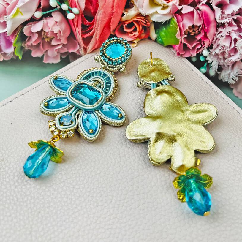 SchwesterSchwester Stilvolle Soutache-Ohrringe in zarten Hellblautönen mit Gold Hotsell