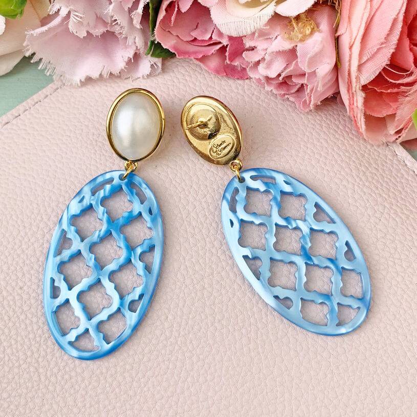 SchwesterSchwester Perlmuttfarbene Ohrstecker mit hellblauem Oval im Marrakesch Stil Günstiger Verkauf
