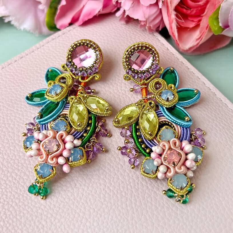 SchwesterSchwester Set aus Soutache-Ohrringen in pastelligen Farben und Satin-Haarreif in Hellblau Fabrikverkauf