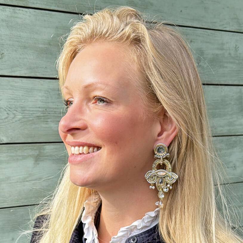 SchwesterSchwester Vorbestellbar - Geschwungene Soutache-Ohrstecker in Champagner Black Friday