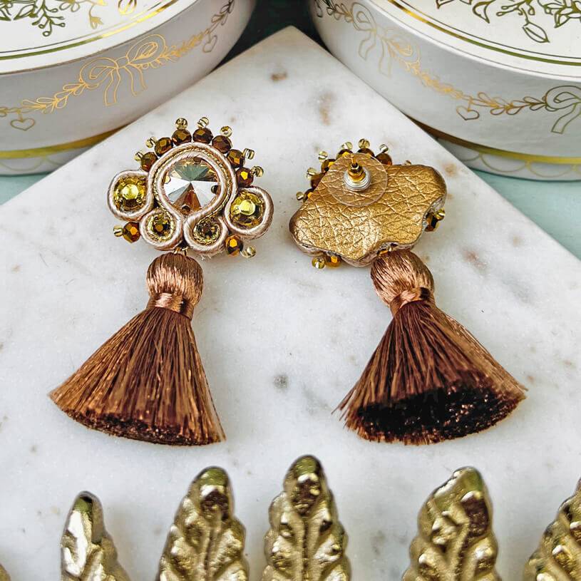 SchwesterSchwester Soutache-Ohrringe in Champagner und Gold mit brauner Quaste Vatertagsangebot