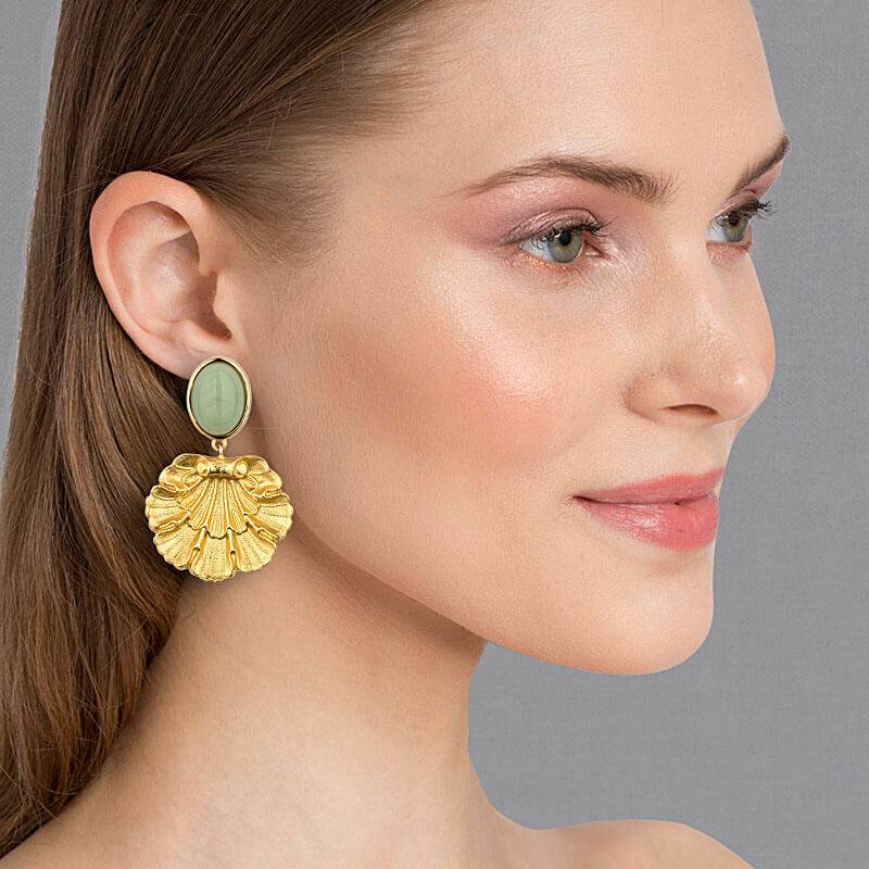 SchwesterSchwester Vergoldete Ohrstecker in Jadegrün mit vergoldetem Muschelornament von AmuseToi Valentinstagsangebot
