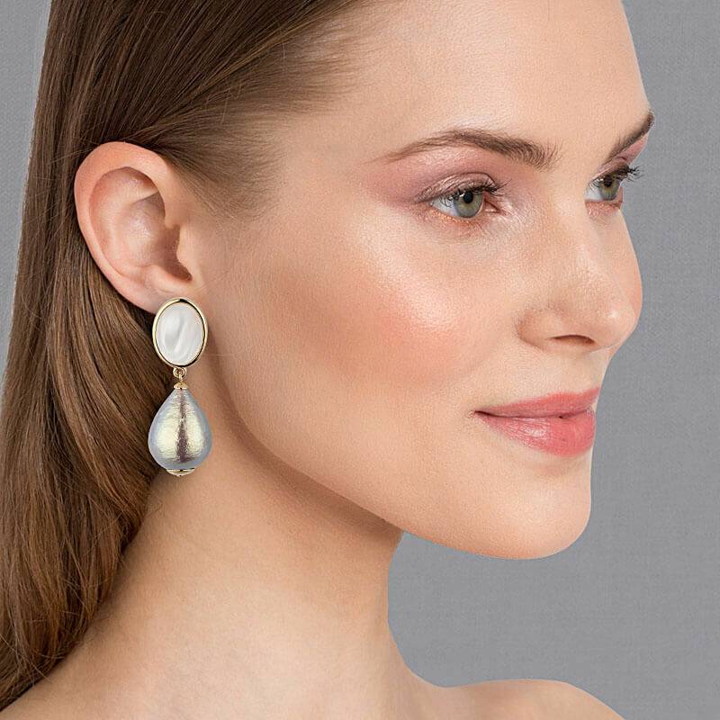 SchwesterSchwester Perlmutt schimmernde Ohrstecker mit federleichten silbergrauen Tropfen von AmuseToi Online Outlet