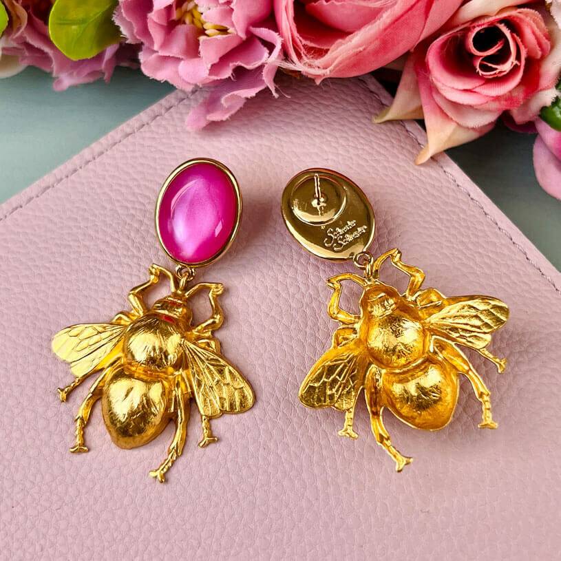 SchwesterSchwester Pinke Ohrstecker mit vergoldeter Hummel von AmuseToi Exklusive Angebote