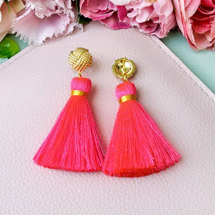 SchwesterSchwester Vergoldete Knoten-Ohrstecker mit neonpinker Quaste Riesige Ersparnisse