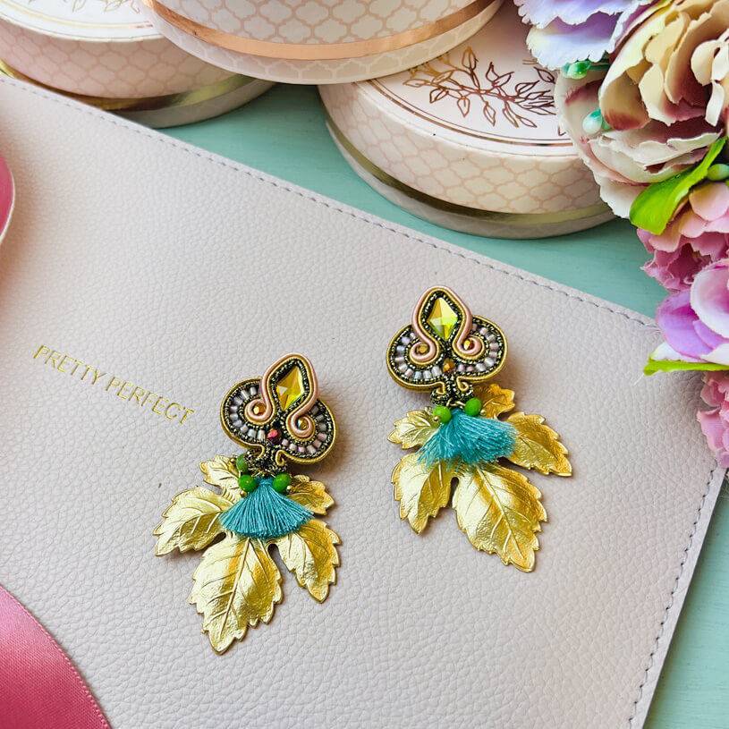 SchwesterSchwester Rosafarbene Soutache-Ohrstecker kleinen hellblauen Quasten und goldenen Blättern Kostenlose Rückgabe