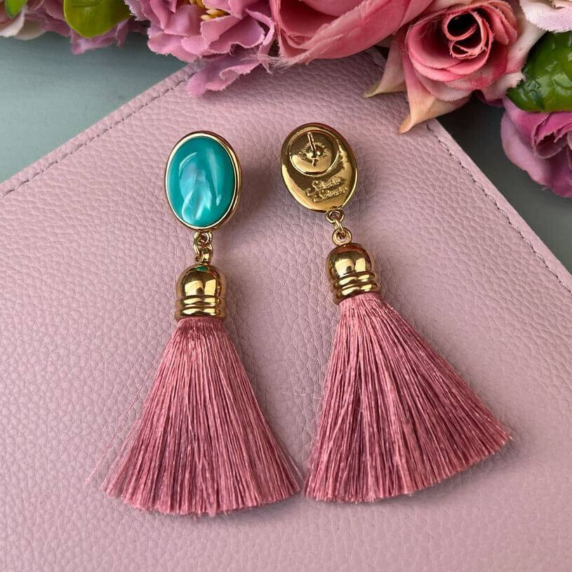 SchwesterSchwester Quasten Ohrringe als Ohrstecker in Türkis mit Quaste in Rosa von AmuseToi Letzte 3 Tage