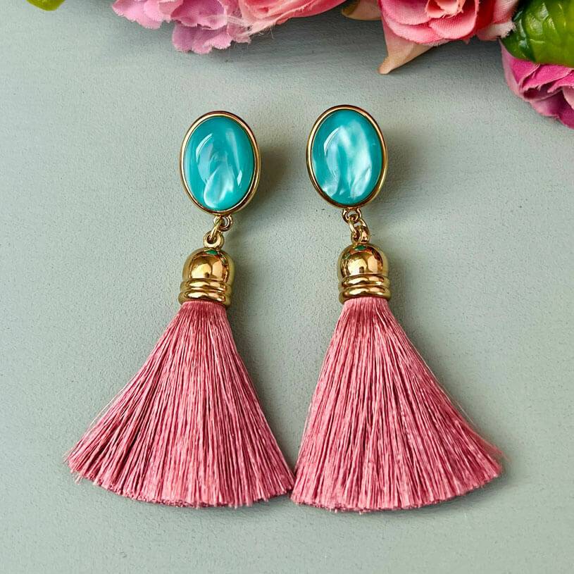SchwesterSchwester Quasten Ohrringe als Ohrstecker in Türkis mit Quaste in Rosa von AmuseToi Letzte 3 Tage