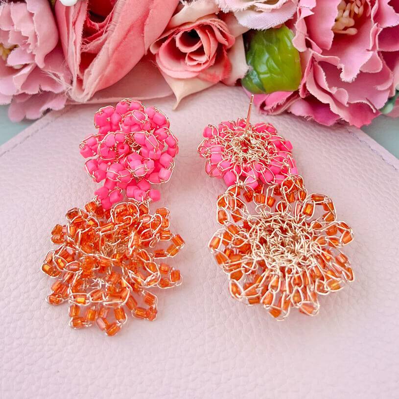 SchwesterSchwester Bunte Perlen-Ohrringe aus zwei Blüten in leuchtendem Pink und Orange Black Friday Preise