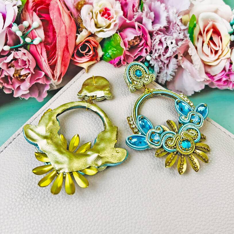 SchwesterSchwester Filigrane Soutache-Ohrringe in zarten Hellblautönen mit Gold Im Verkauf