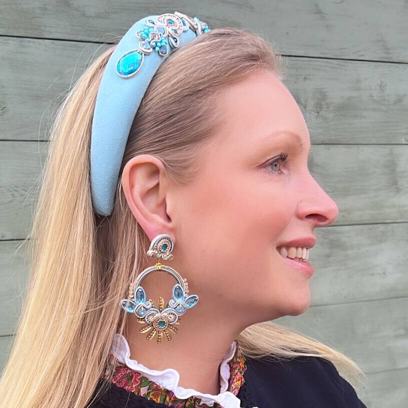 SchwesterSchwester Filigrane Soutache-Ohrringe in zarten Hellblautönen mit Gold Im Verkauf