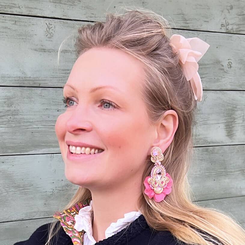 SchwesterSchwester Außergewöhnliche Soutache-Ohrringe in zarten Rosatönen zollfrei