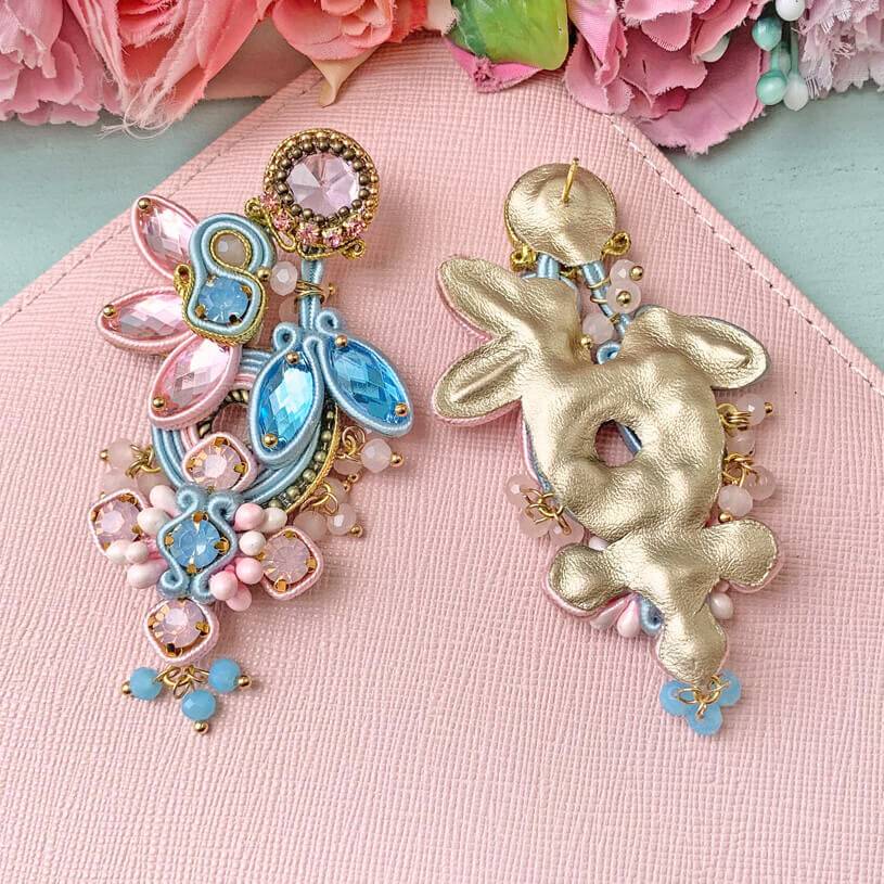 SchwesterSchwester Große Soutache-Ohrringe in Zartrosa und Zartblau 50% Rabatt für begrenzte Zeit