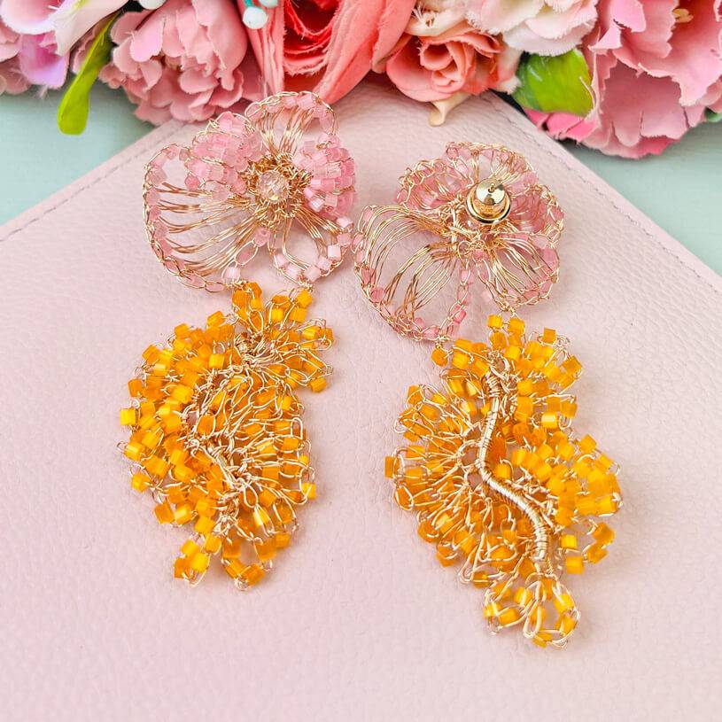 SchwesterSchwester Bunte florale Ohrringe aus Perlen in Pink und Orange Angebote