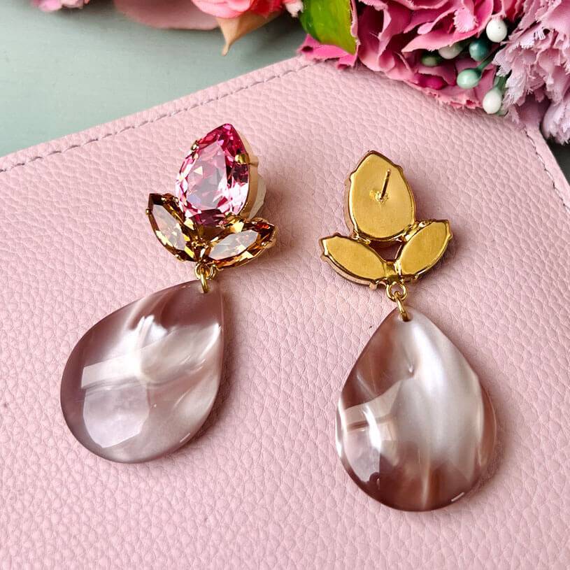 SchwesterSchwester Funkelnde Ohrstecker in Rosa mit großem Tropfen in Beige im Angebot