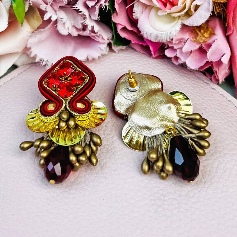 SchwesterSchwester Schöne festliche Soutache-Ohrringe in Rot und Gold mit dunkelrotem Tropfen Fabrikverkauf