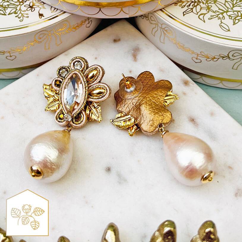 SchwesterSchwester Raffinierte Soutache-Ohrstecker in Gold und Champagner mit Baumwolltropfen Fabrikpreis