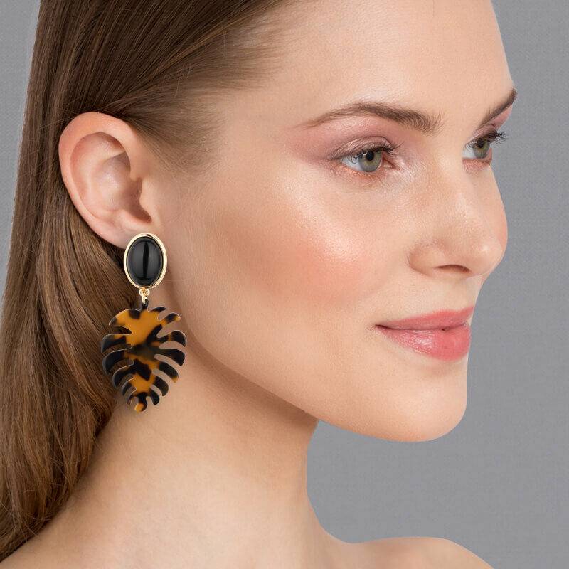 SchwesterSchwester Schwarze Ohrstecker mit schildpattfarbenem Monstera-Blatt von AmuseToi Versandkostenfrei