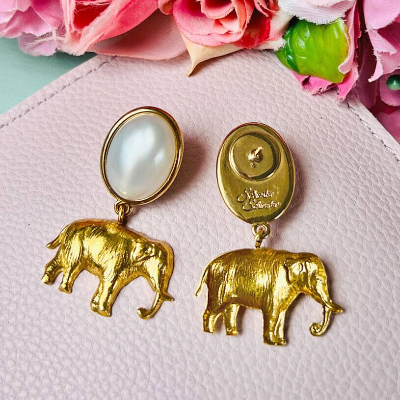 SchwesterSchwester Ohrstecker in Perlmuttfarben mit vergoldetem Elefant von AmuseToi Flash Sale