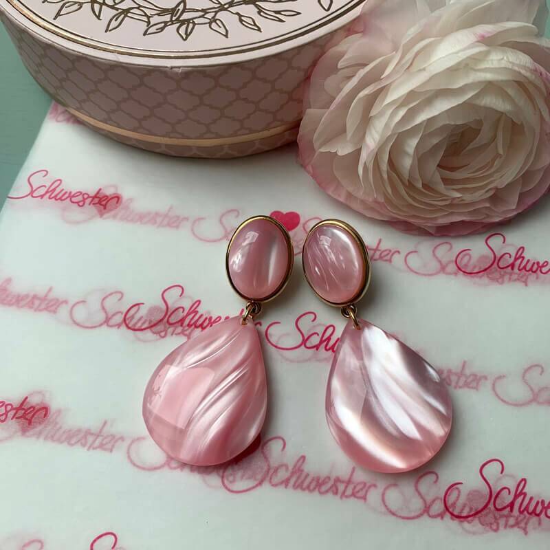 SchwesterSchwester Tropfen-Ohrringe in Rosa von AmuseToi Exklusivangebot