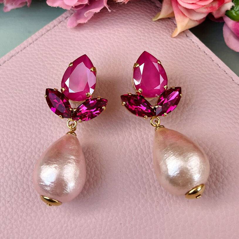 SchwesterSchwester Funkelnde Ohrstecker in Pink mit federleichten Baumwolltropfen von AmuseToi Jubiläumsangebot