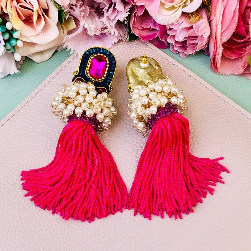 SchwesterSchwester Auffällige Soutache-Quastenohrringe in Pink und Dunkelbau Exklusive Angebote