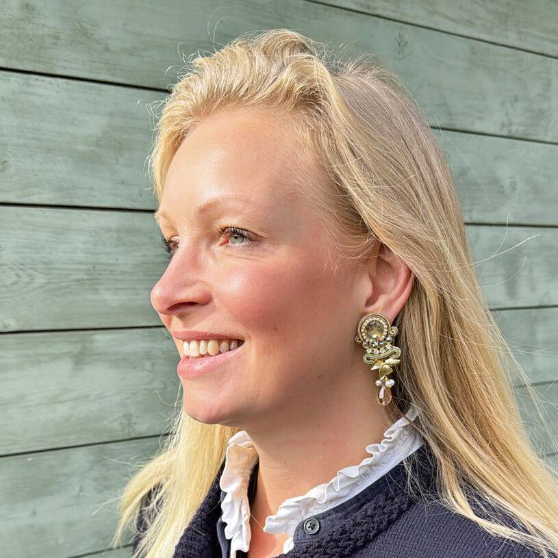 SchwesterSchwester Vorbestellbar - Zeitlose Soutache-Ohrstecker in Gold und Champagnertönen Große Rabatte