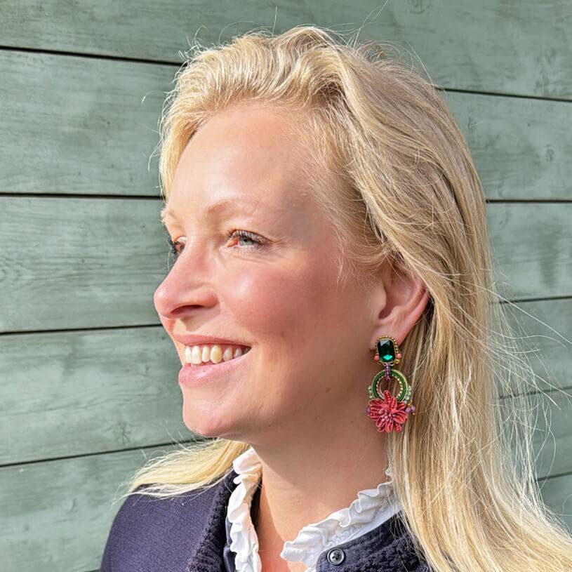 SchwesterSchwester Vorbestellbar - Raffinierte Blüten-Soutache-Ohrstecker in Grün und Rotpink Neuheiten