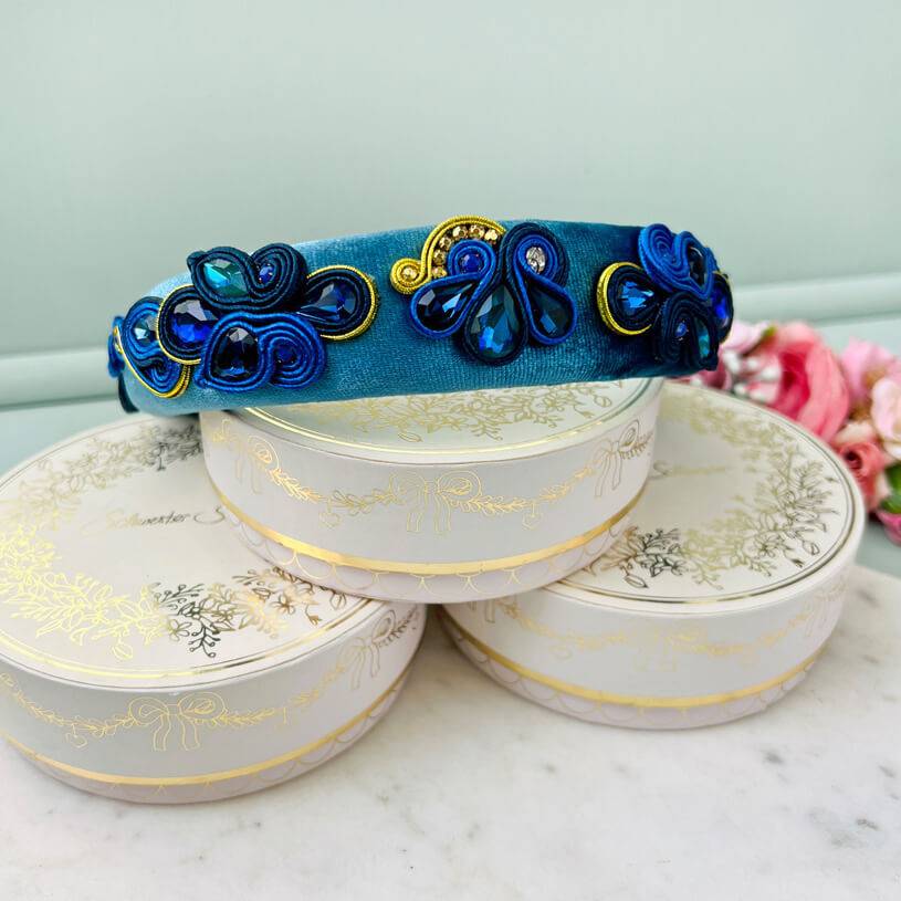SchwesterSchwester Breiter Samt-Haarreif in Blau mit Soutache-Applikationen in Blau und Gold Saisonale Angebote