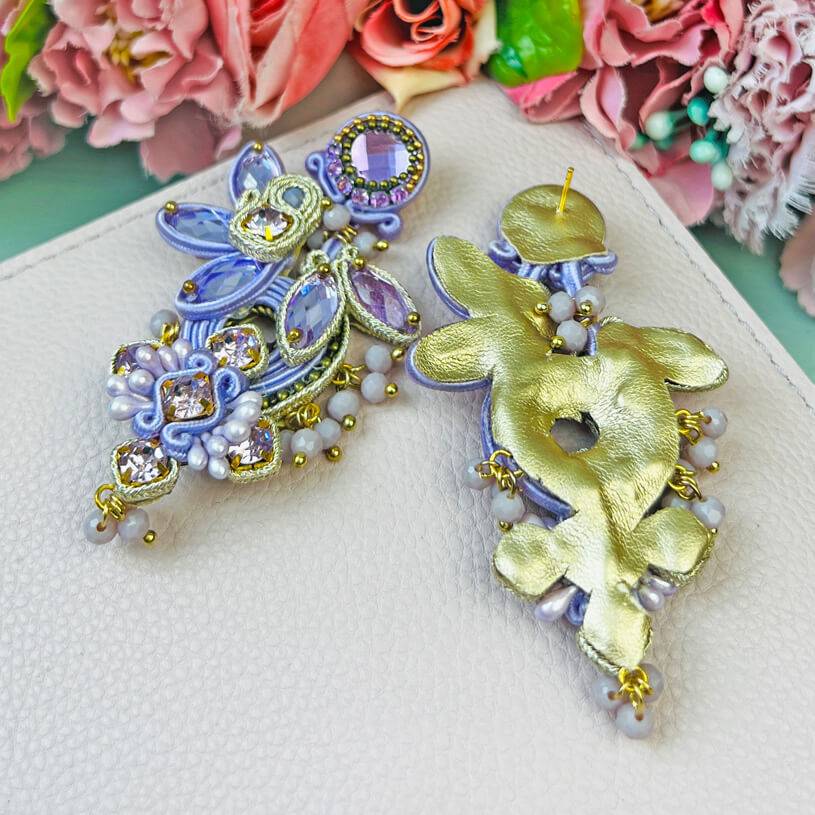 SchwesterSchwester Große Soutache-Ohrringe in Flieder und Champagner Super Sparpreis