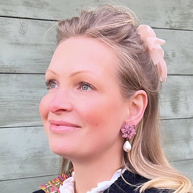SchwesterSchwester Süße Blumen-Soutache-Ohrringe in Puderrosa mit kleinen Baumwolltropfen Wochenangebot