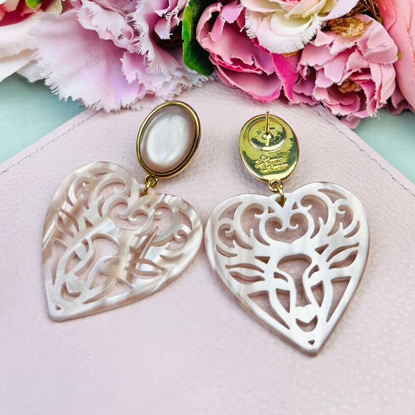 SchwesterSchwester Beige Hirsch-Ohrringe mit Herz-Ornament von AmuseToi Neueste Stile