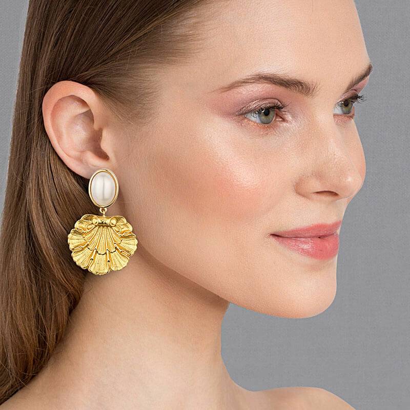 SchwesterSchwester Vergoldete Ohrstecker in Perlmuttfarben mit goldenem Muschelornament von AmuseToi Letzte 2 Tage