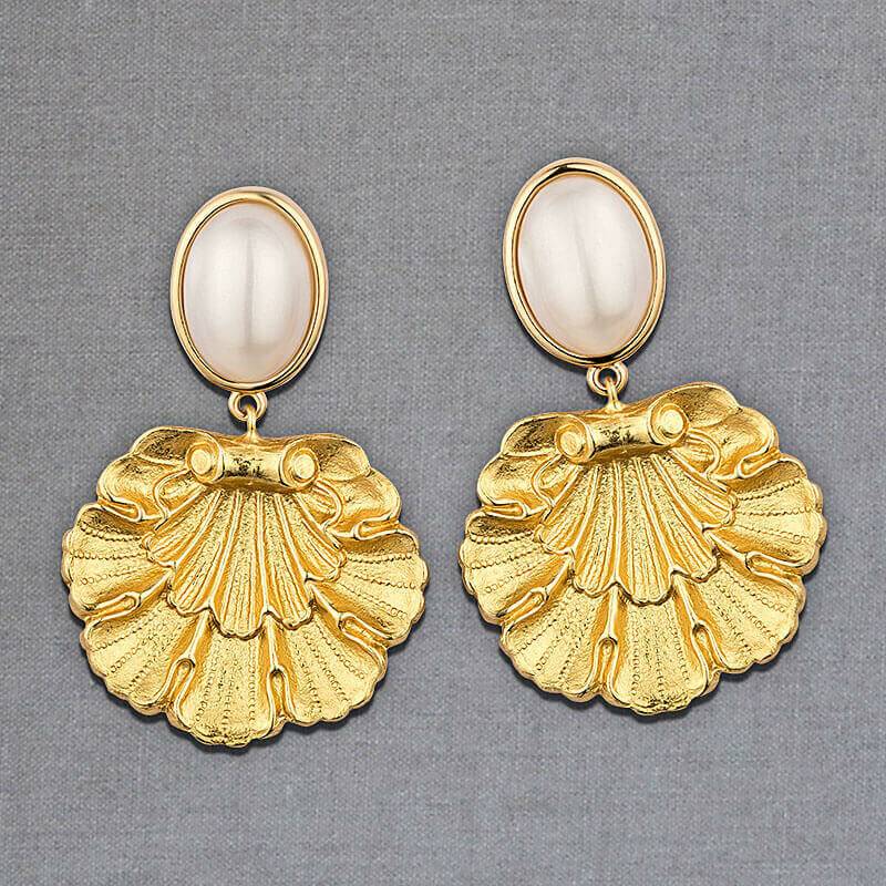 SchwesterSchwester Vergoldete Ohrstecker in Perlmuttfarben mit goldenem Muschelornament von AmuseToi Letzte 2 Tage